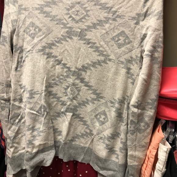 Light sweater with Aztec design - Picture 3 of 4